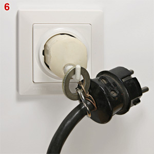 DDR plug with hook and extension cable